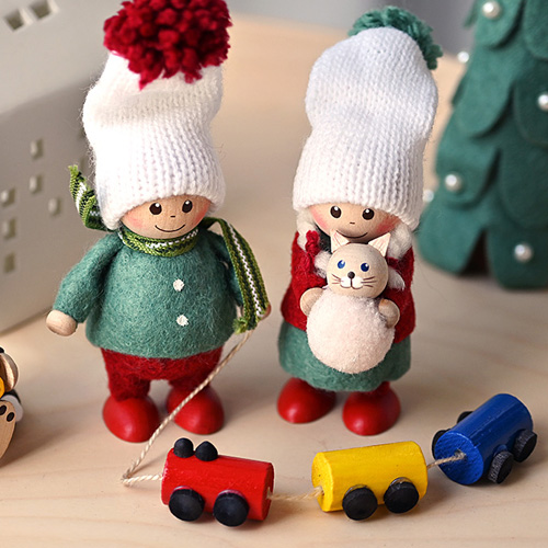 ノルディカニッセ　電車のおもちゃを運ぶ男の子 Joy to the world