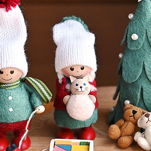 ノルディカニッセ　ネコのぬいぐるみを抱えた女の子 Joy to the world